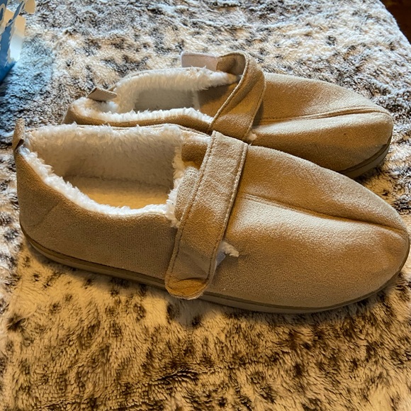 NWT Unisex Slippers - Picture 2 of 4